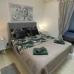 Lux Barbara פורץ